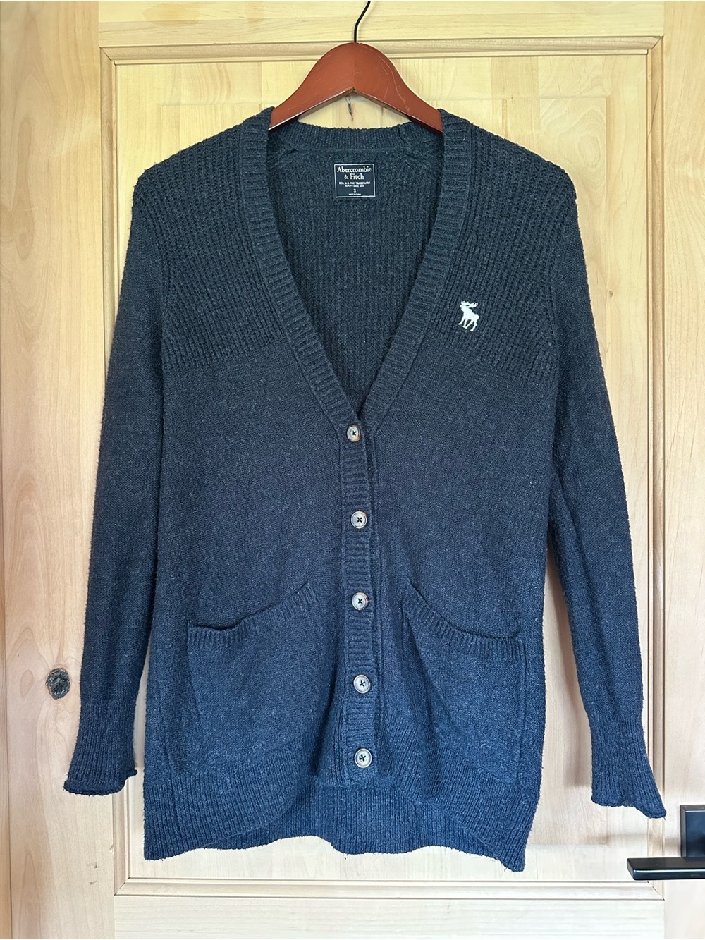 NWOT Abercrombie & Fitch Womens Navy Button-Front V-Neck Cardigan with Logo